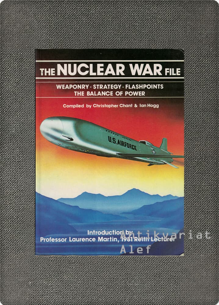 Christopher Chant, Ian V. Hogg <br><strong>The nuclear war file</strong>